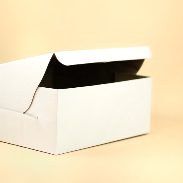 WHITE CORRUGATED CAKE BOX