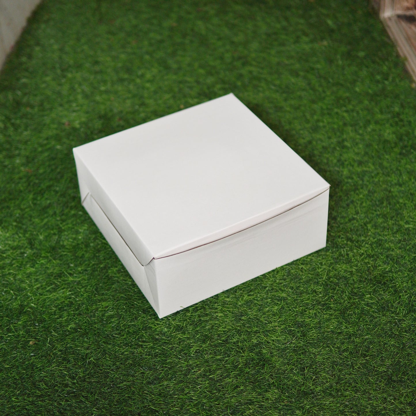 WHITE CORRUGATED CAKE BOX