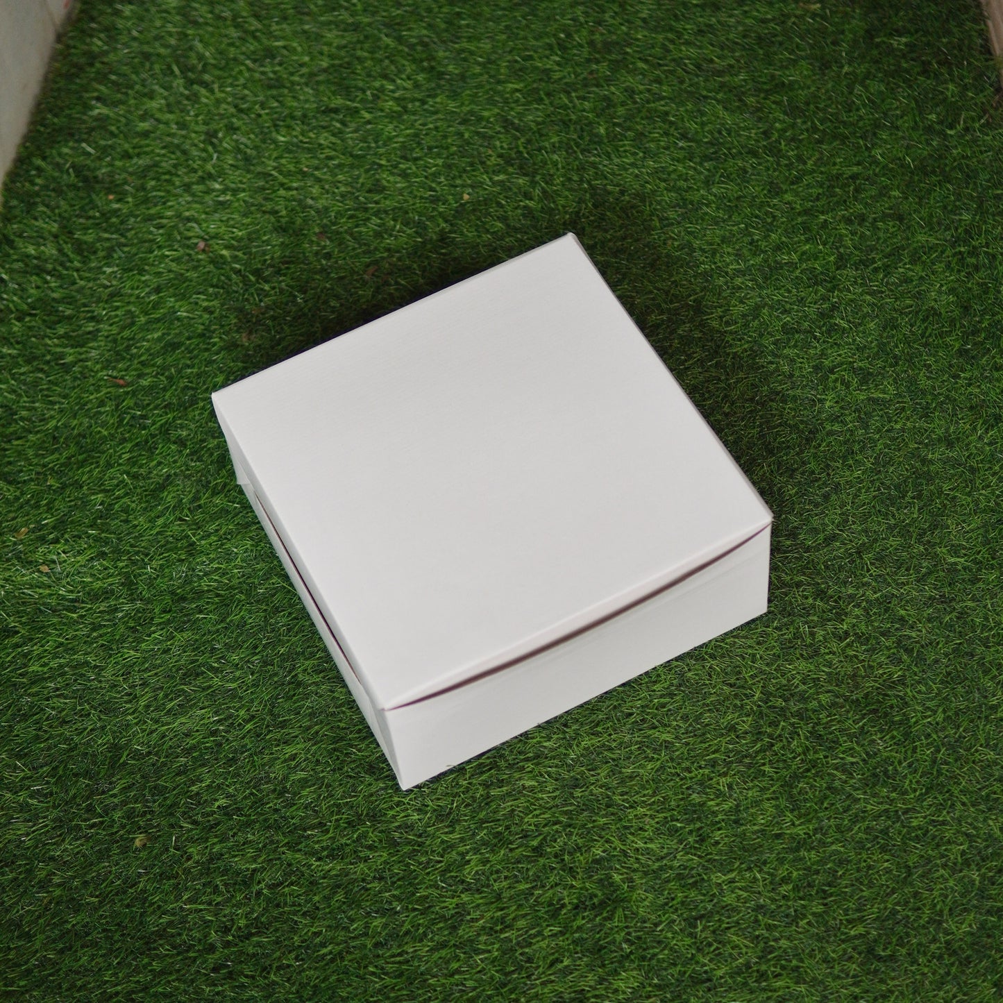 WHITE CORRUGATED CAKE BOX