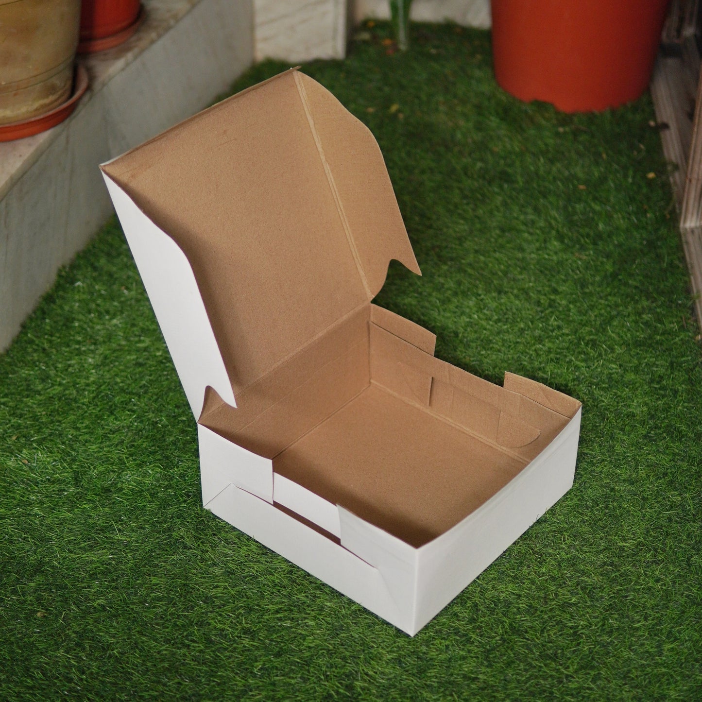 WHITE CORRUGATED CAKE BOX