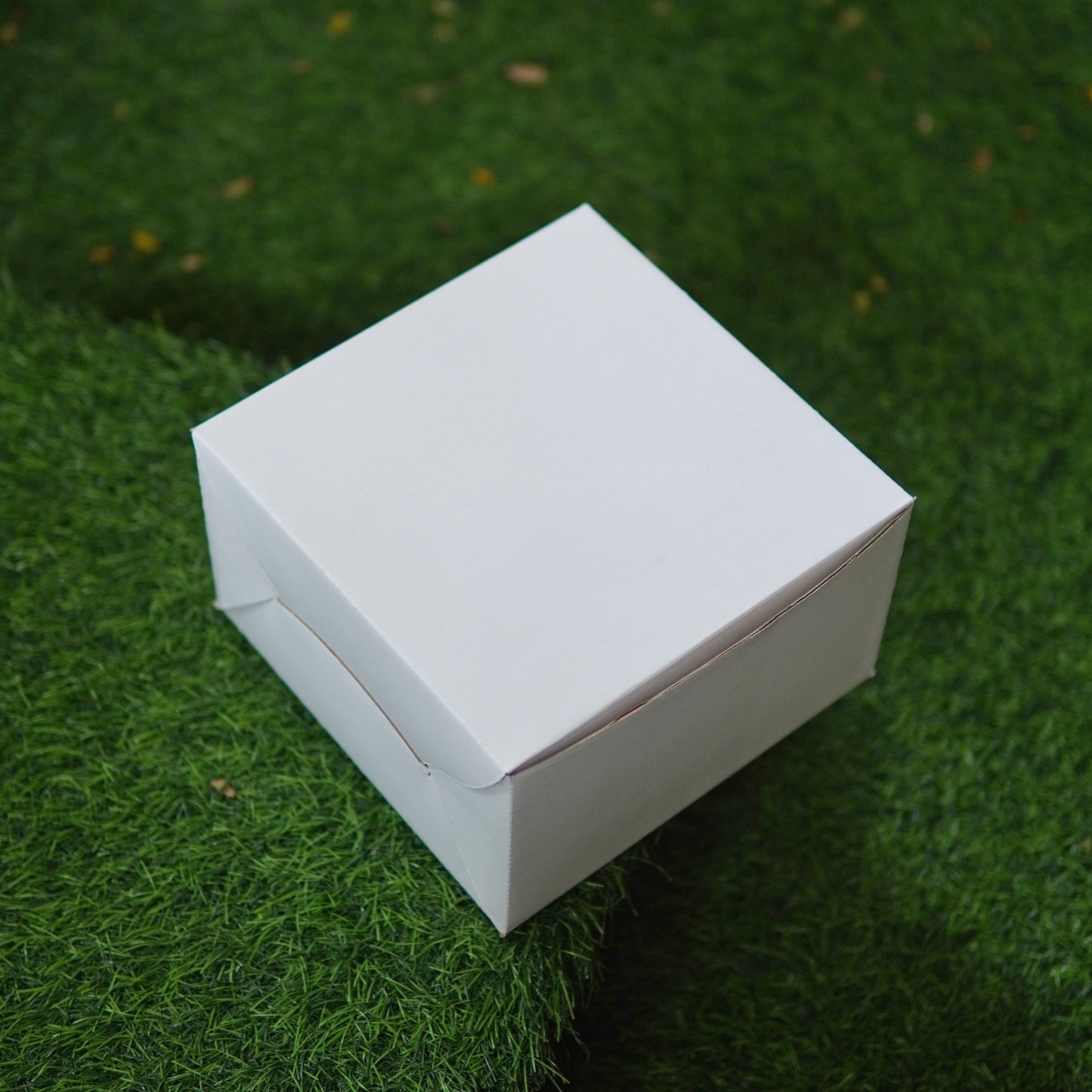 WHITE CORRUGATED CAKE BOX